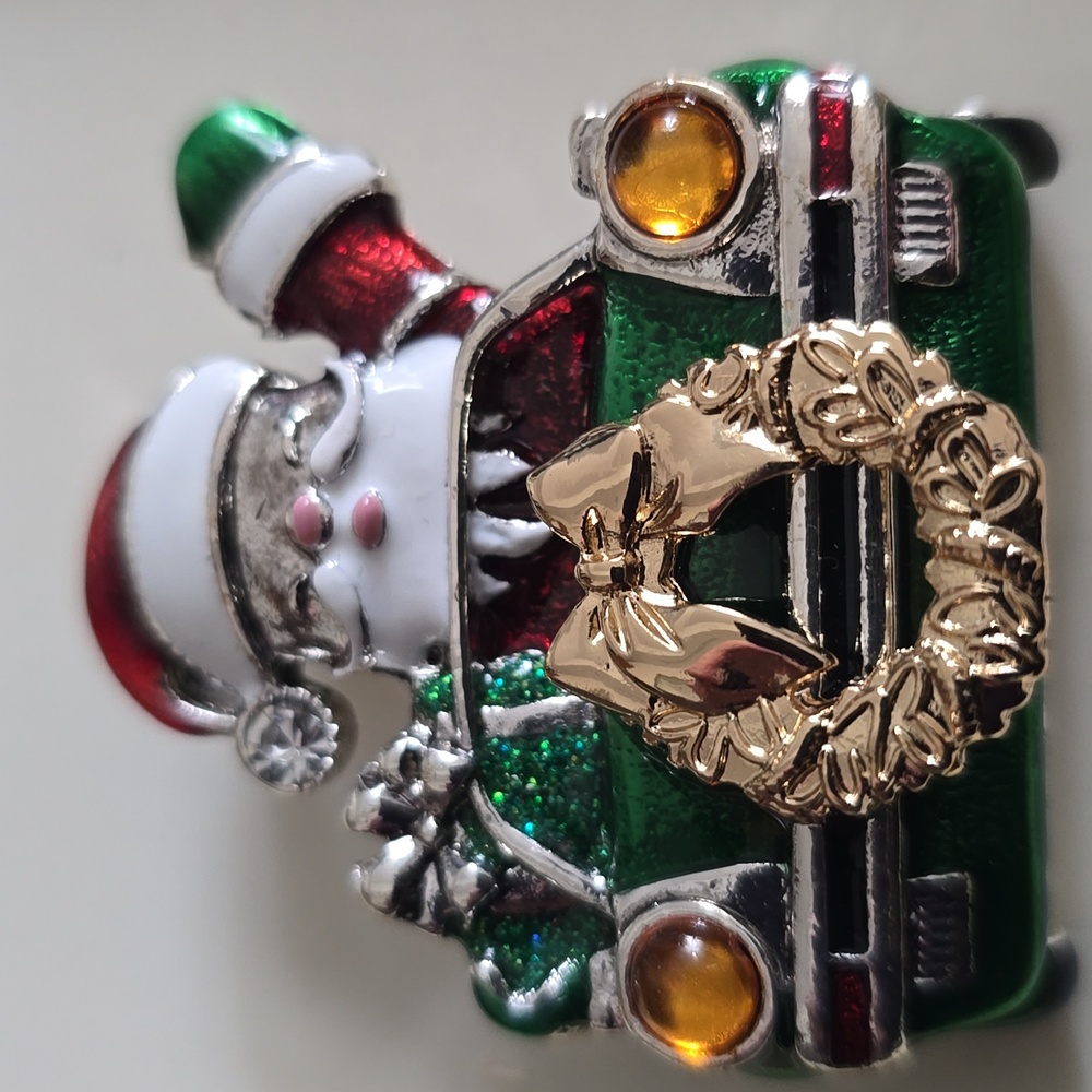 NAPIER BRAND WOMEN'S BEAUTIFUL SILVER & GOLDTONE CHRISTMAS SANTA CAR PIN BROOCH